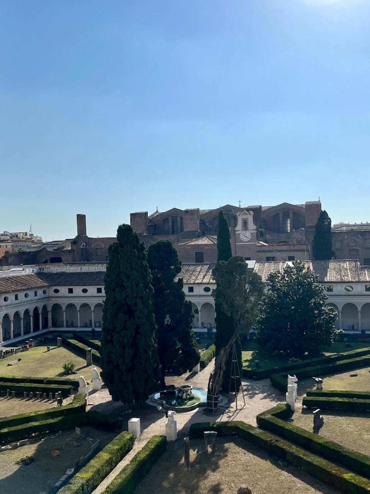 Camera X2 Con Magnifica Vista Sul Chiostro Di Michelangelo E Le Terme Di Diocleziano 로마 외부 사진